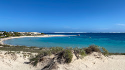 Coral Bay Beach'in fotoğrafı geniş bir kıyı şeridi ile birlikte