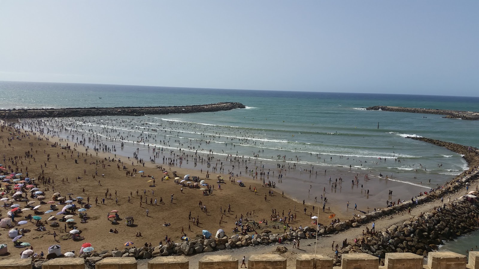 Foto von Sale Beach mit türkisfarbenes wasser Oberfläche