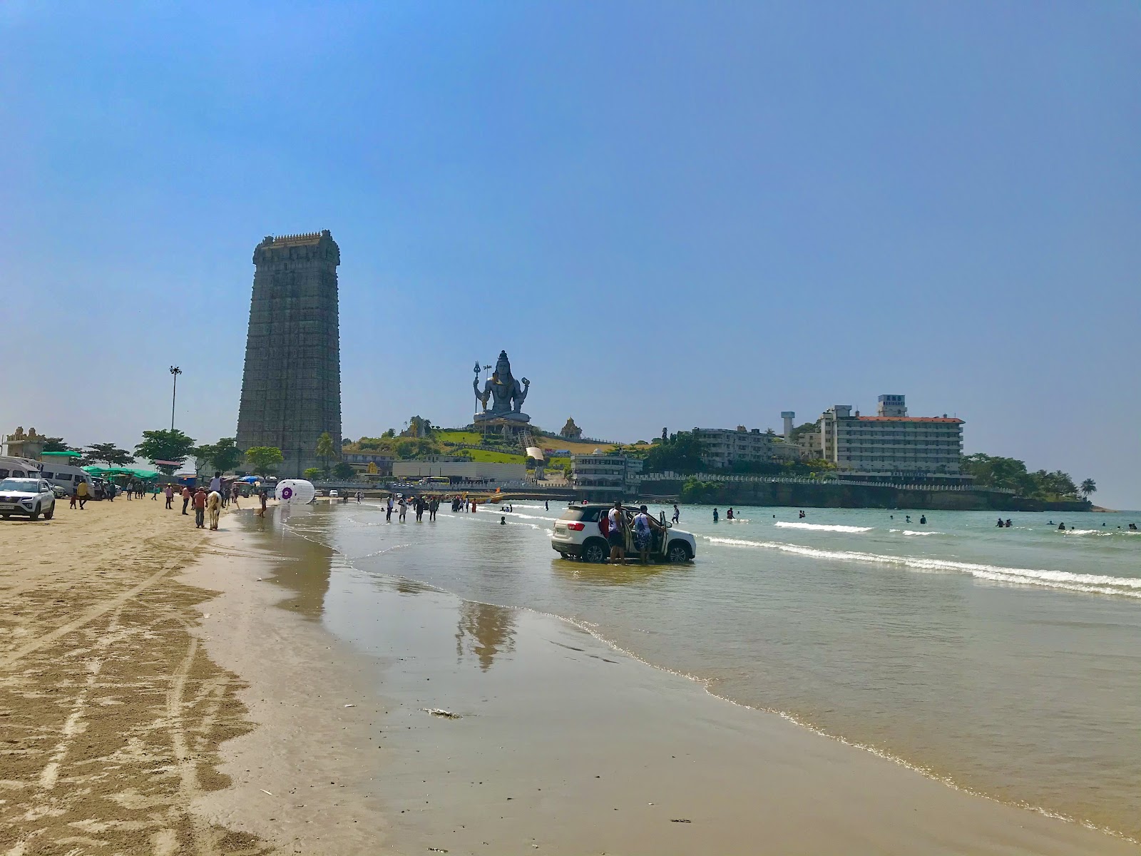 Fotografie cu Murudeshwara Beach - locul popular printre cunoscătorii de relaxare