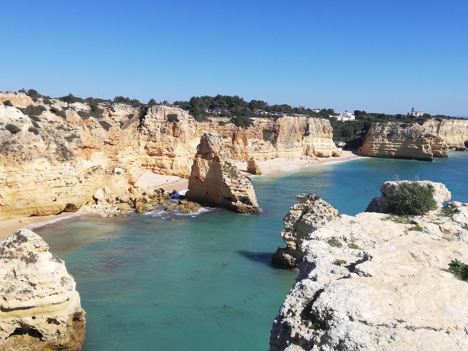 Photo de Plage de Marinha avec sable fin brun de surface