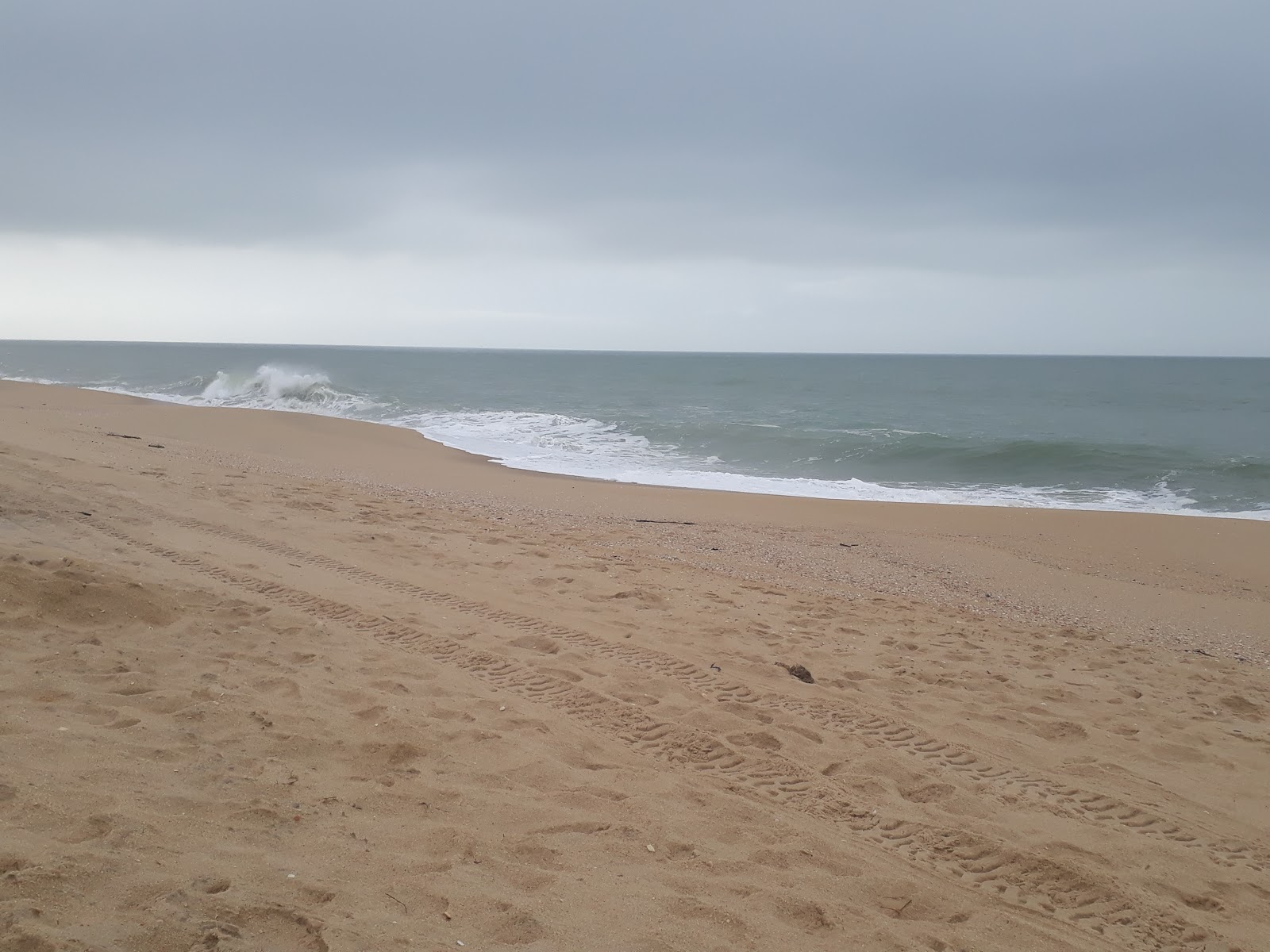 Foto von Strand von Farol de Sao Thome mit langer gerader strand