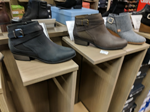 Shoe Store «DSW Designer Shoe Warehouse», reviews and photos, 17100 Southcenter Pkwy, Tukwila, WA 98188, USA