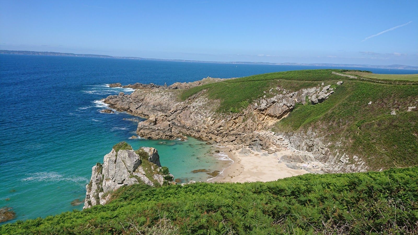 Plage de Pors Trez的照片 带有碧绿色纯水表面