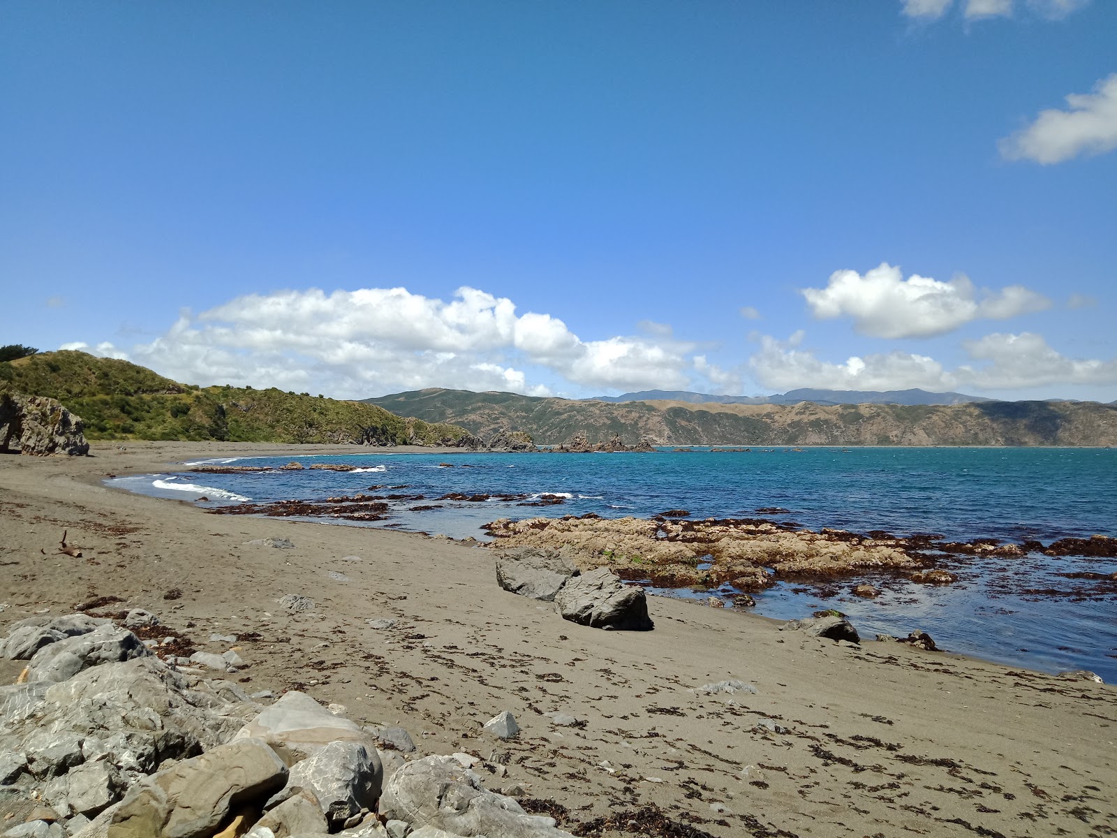 Zdjęcie Breaker Bay otoczony górami