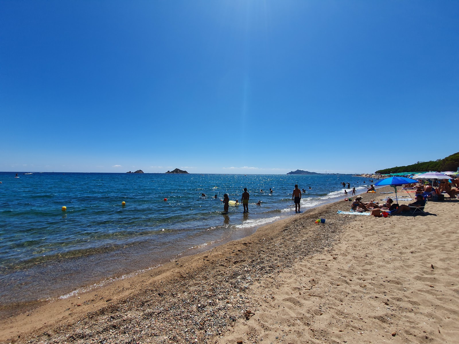 Foto von Spiaggia di Tancau von Klippen umgeben