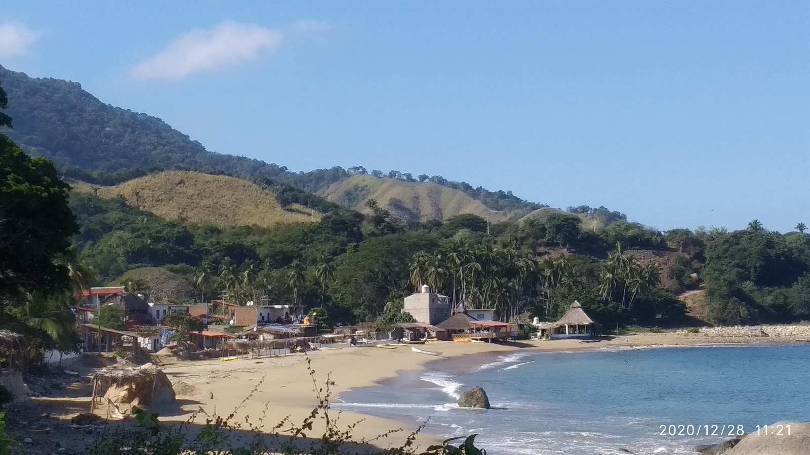 Foto af Chimo beach bakket op af klipperne