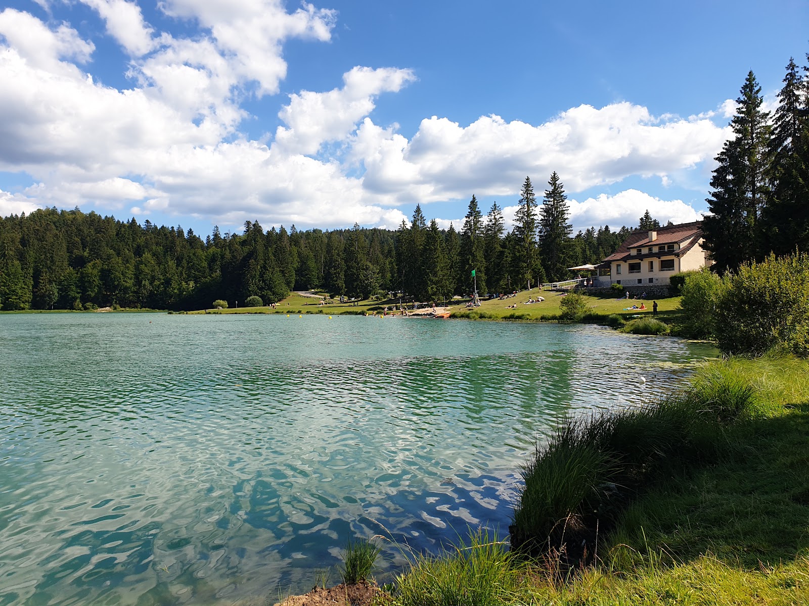 Photo de Genin Lake Beach protégé par des falaises
