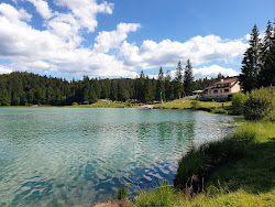 Photo de Genin Lake Beach protégé par des falaises
