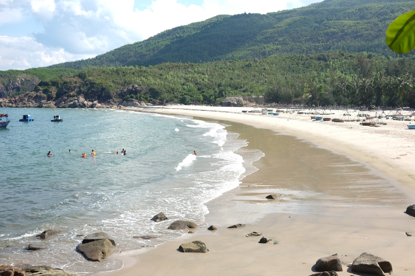 Zdjęcie Bai Bang Beach z powierzchnią jasny piasek