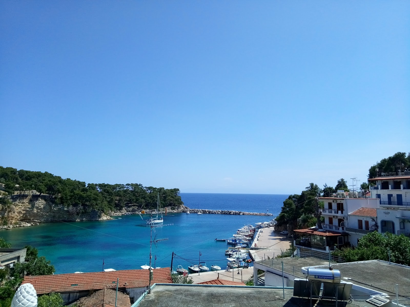 Foto di Paralia Votsi circondato da montagne