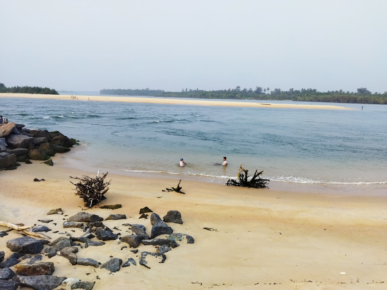 Photo de Sasihitlu beach avec droit et long
