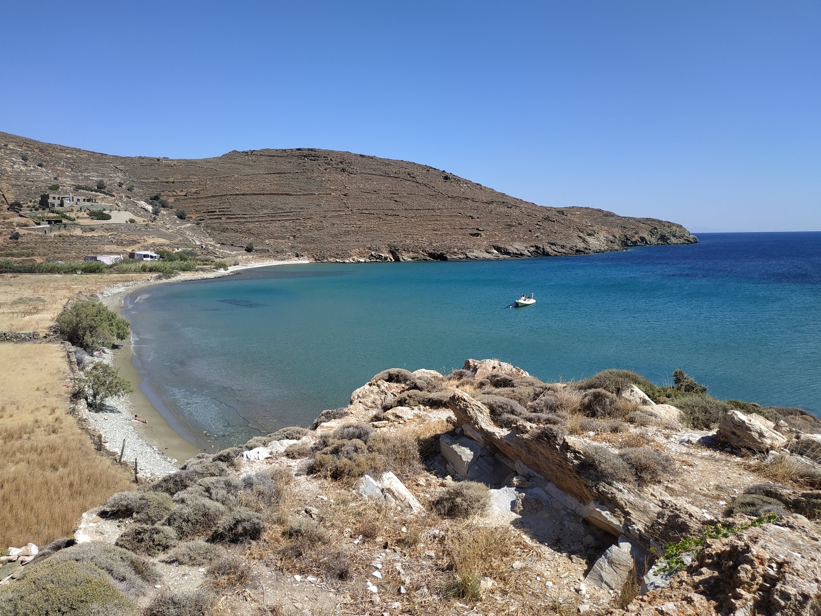 Fotografija Agios Petros beach z harmaa hiekka ja kivi površino