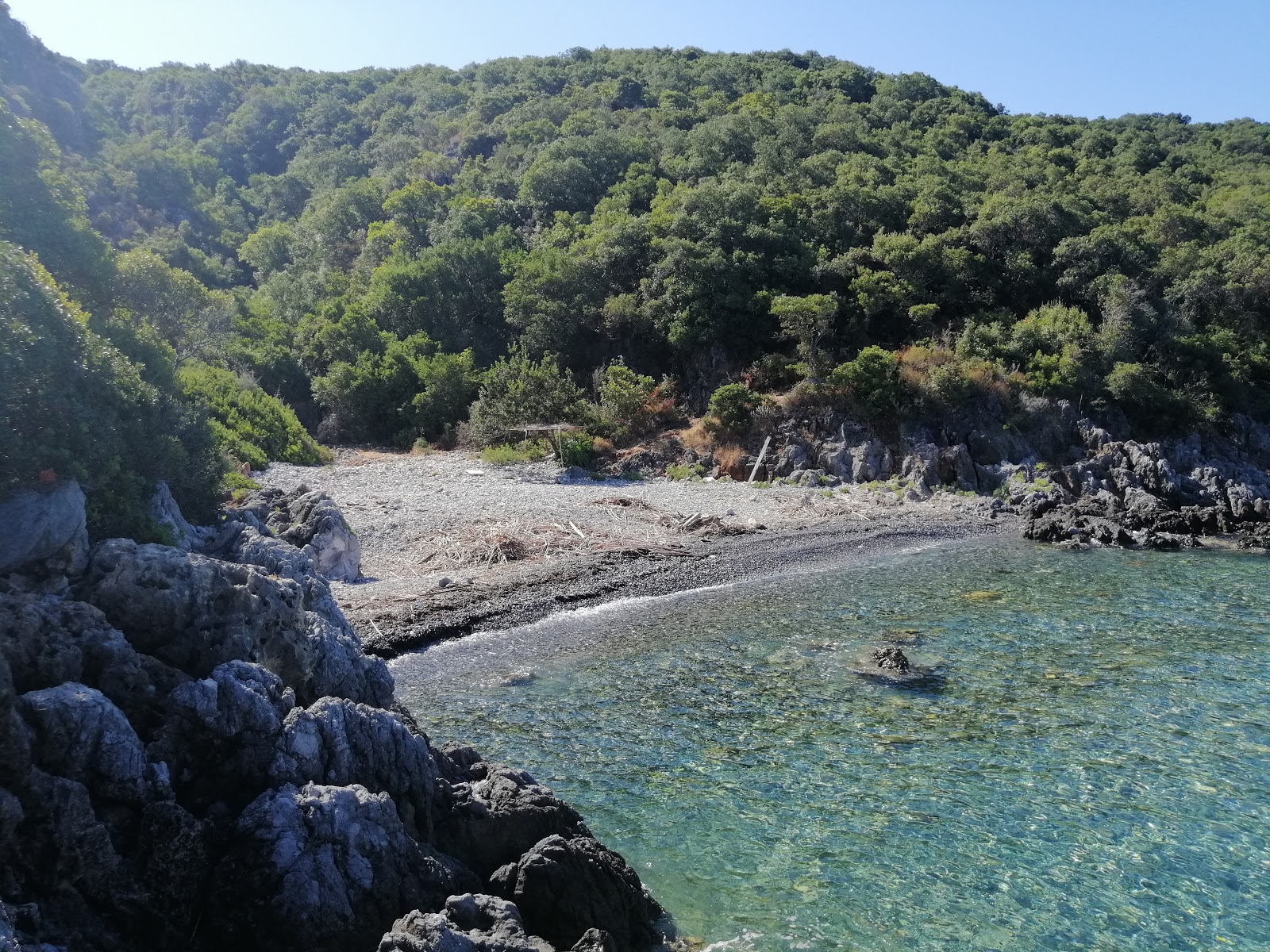 Fotografie cu Dikotaki beach cu o suprafață de apa pură turcoaz