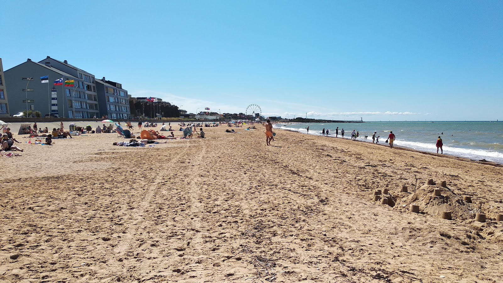 Courseulles sur Mer海滩（朱诺海滩）的照片 带有明亮的沙子表面