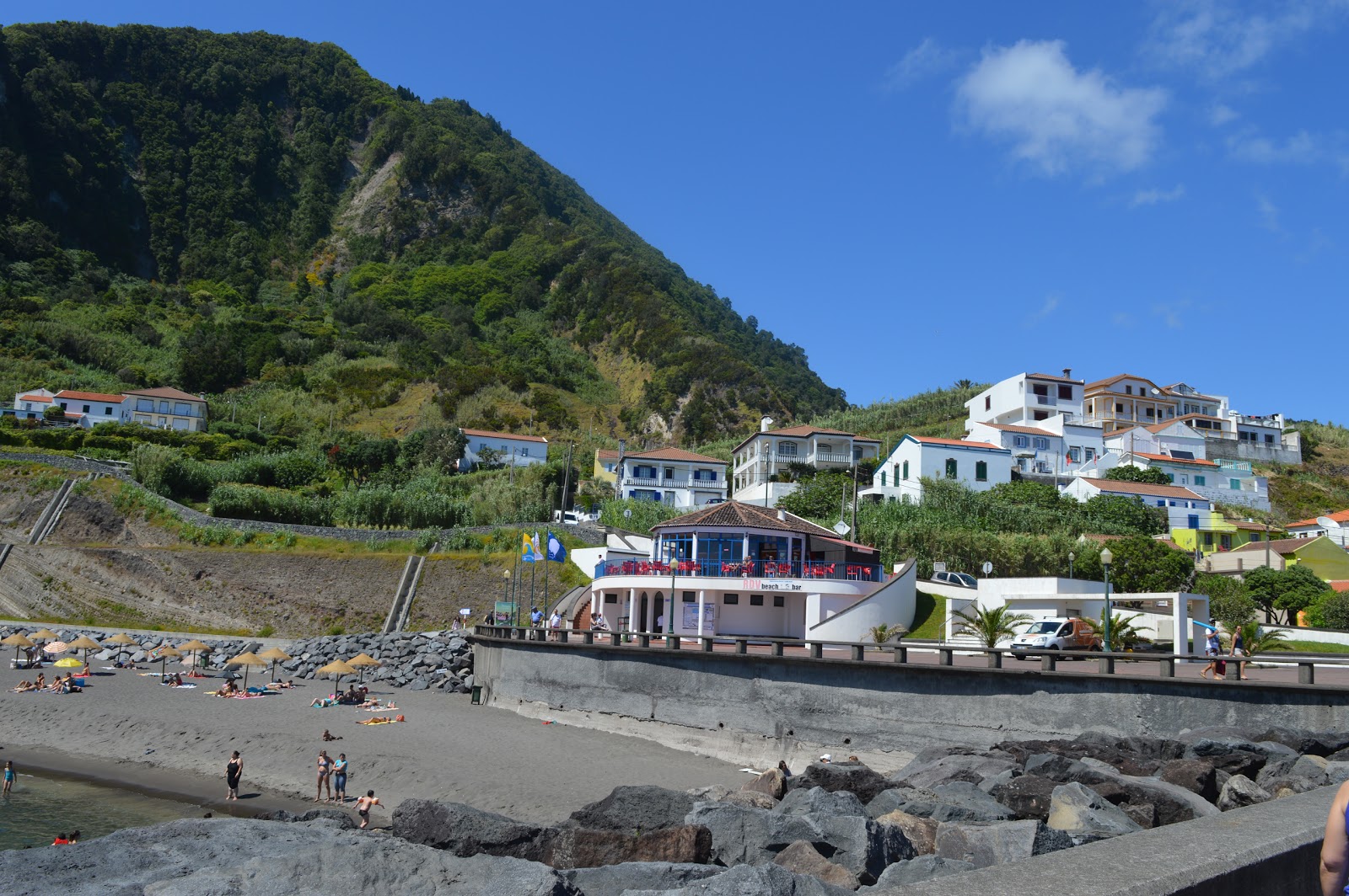 Foto von Praia do Fogo umgeben von Bergen