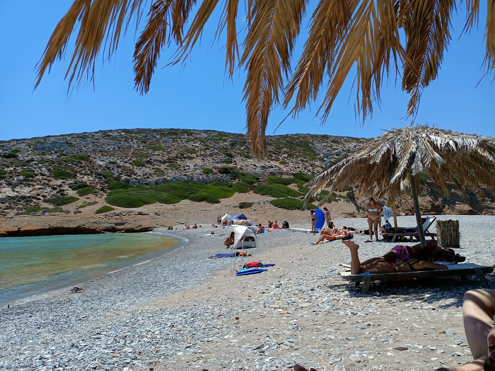 Foto di Kounoupa Beach circondato da montagne