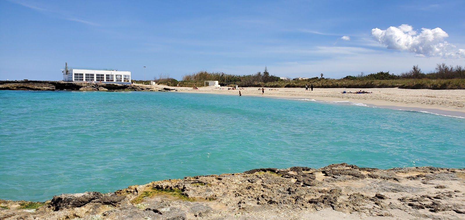 Fotografie cu Mora Mora beach cu o suprafață de apă pură albastră