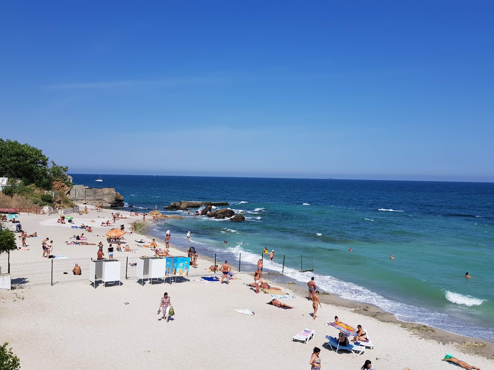 Foto de Plyazh Prikordonnikov com areia bege superfície