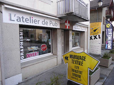 Yellow sur Marine - Atelier de Pub à Taninges