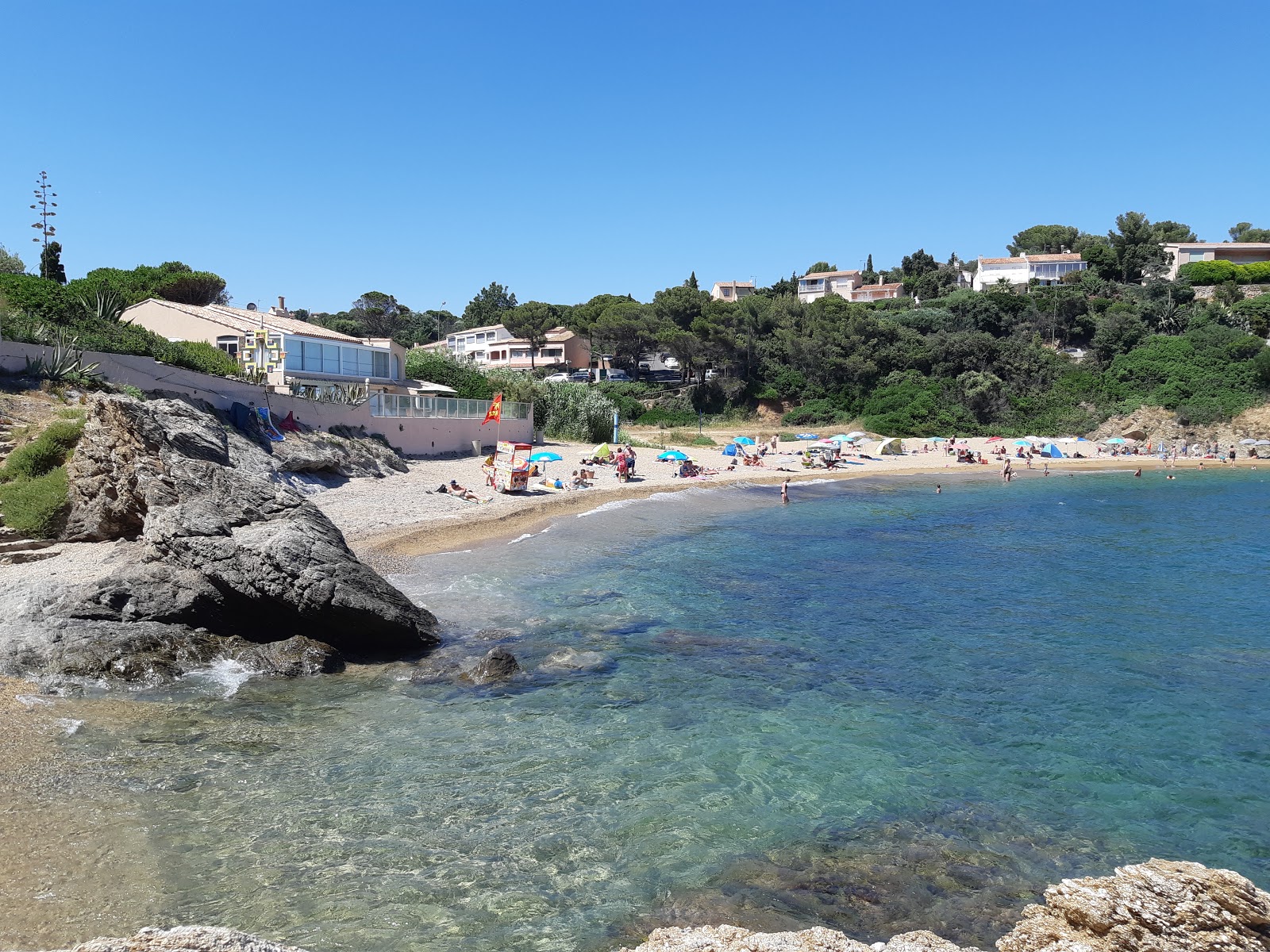 Foto de Grand Boucharel beach con agua cristalina superficie