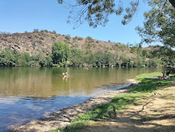 Foto von Praia Fluvial de Mirandela von Klippen umgeben