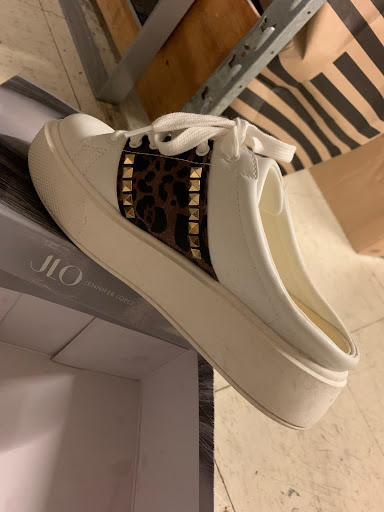 Shoe Store «DSW Designer Shoe Warehouse», reviews and photos, 15001 Potomac Town Pl #120, Woodbridge, VA 22192, USA