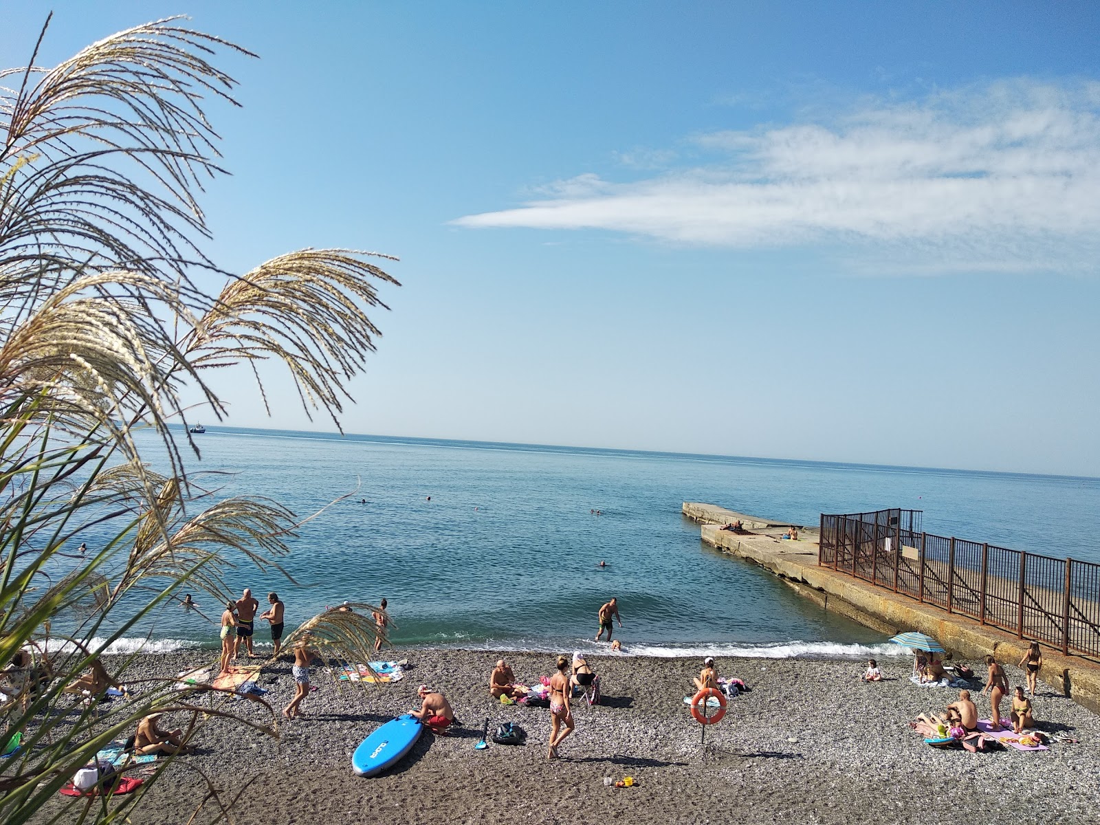 Photo de Svetlyachok beach - endroit populaire parmi les connaisseurs de la détente
