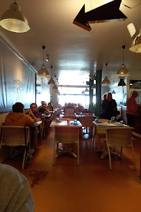 Atmosphère du Restaurant de fruits de mer La Criée du Tomahawk à Saint-Vaast-la-Hougue - n°8