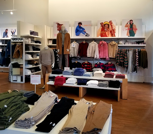 Clothing Store «Gap», reviews and photos, 3277 Lakeshore Ave, Oakland, CA 94610, USA