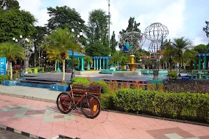 Taman Air Mancur Minggu Raya image