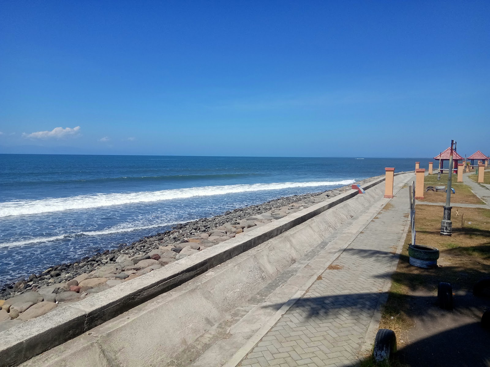 Foto von Dharmawangi Beach mit türkisfarbenes wasser Oberfläche