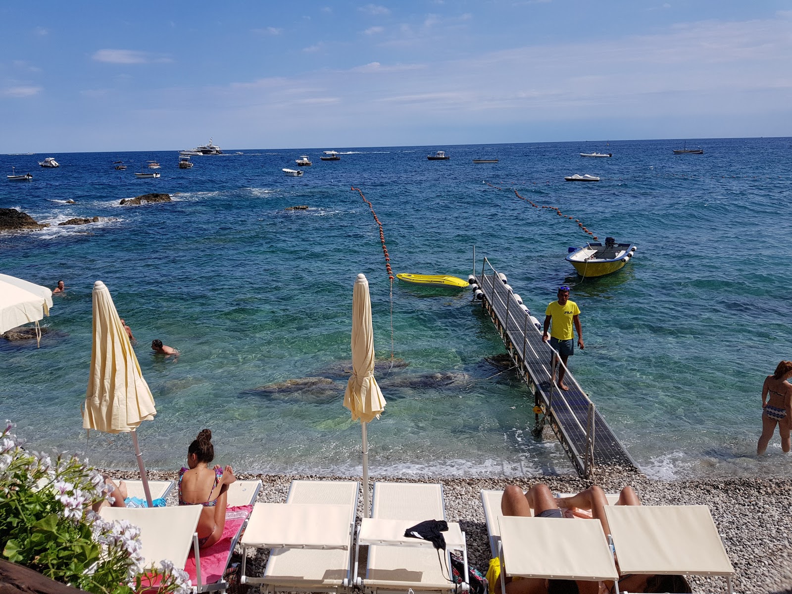 Foto de Spiaggia la Perla com meios de comunicação nível de limpeza