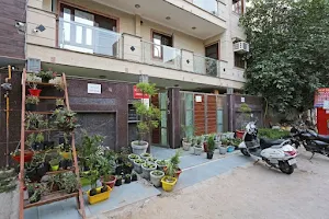 OYO Hotel Golden Tree Near Dwarka Sector 12 Metro Station image