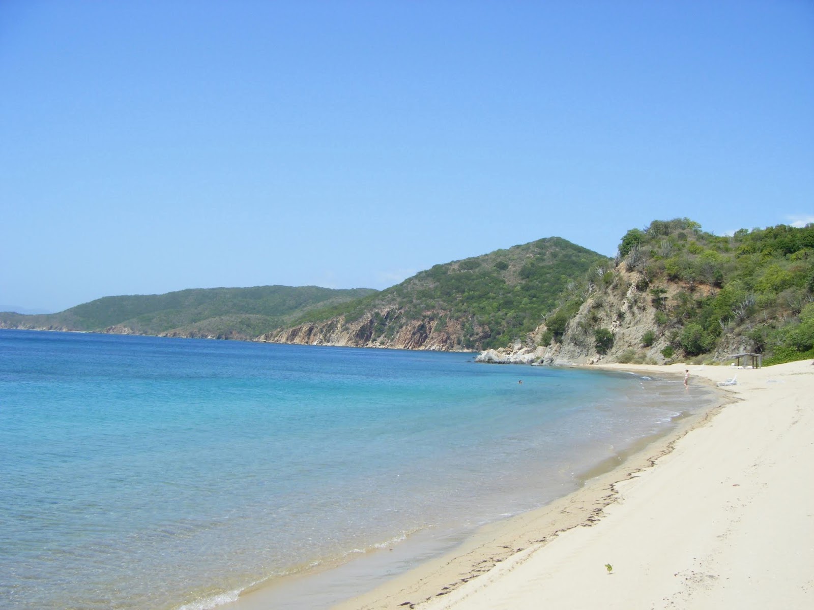 Foto van White Bay beach met hoog niveau van netheid