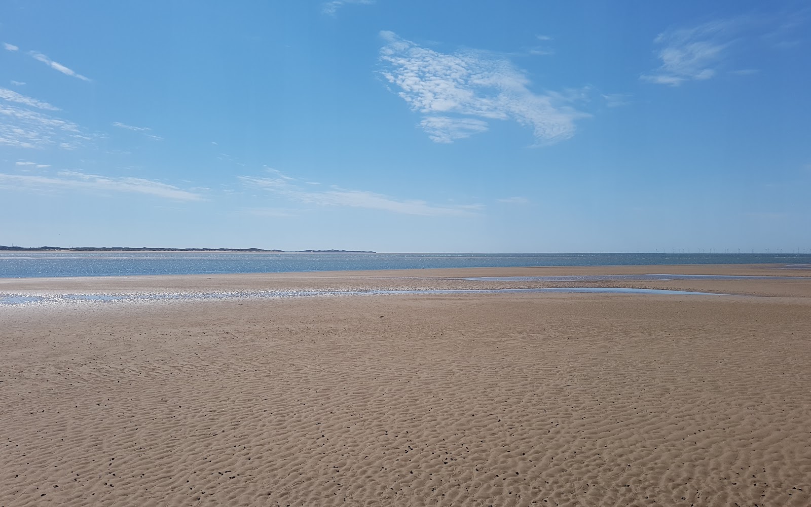 Foto van Millom Beach met turquoise puur water oppervlakte