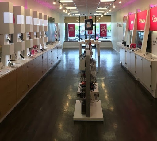 Cell Phone Store «T-Mobile», reviews and photos, 62 Biesterfield Rd, Elk Grove Village, IL 60007, USA