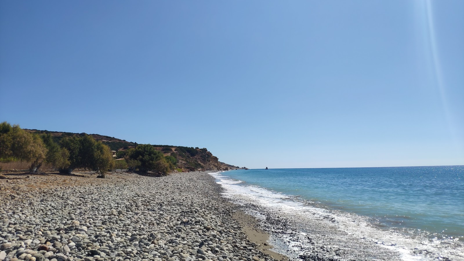 Fotografie cu Monompouka beach cu o suprafață de apa pură turcoaz