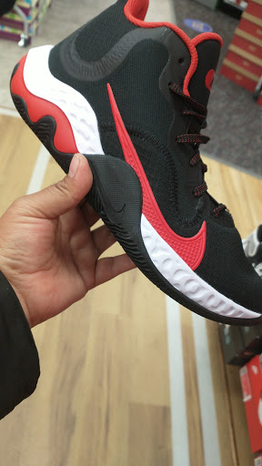 Shoe Store «Shoe Carnival», reviews and photos, 2700 N Narragansett Ave, Chicago, IL 60639, USA