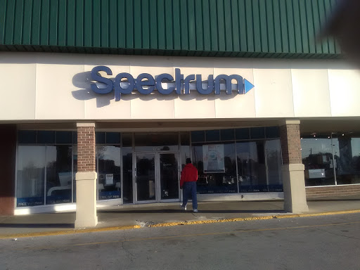 Shopping Mall «Southland Terrace Shopping Center», reviews and photos, 3971 7th Street Rd, Louisville, KY 40216, USA