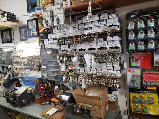 Locksmith «35th Avenue Lock and Key Shop», reviews and photos, 12450 N 35th Ave #30, Phoenix, AZ 85029, USA