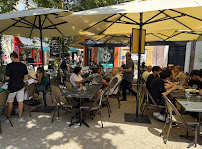 Atmosphère du Restaurant français Restaurant Arles - La Mule Blanche - n°2