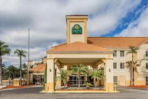 La Quinta Inn & Suites by Wyndham Orlando Universal area image