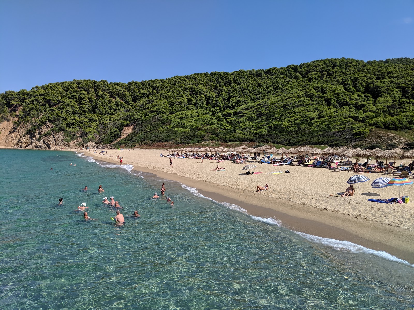 Foto von Paralia Megalos Aselinos mit grauer sand Oberfläche