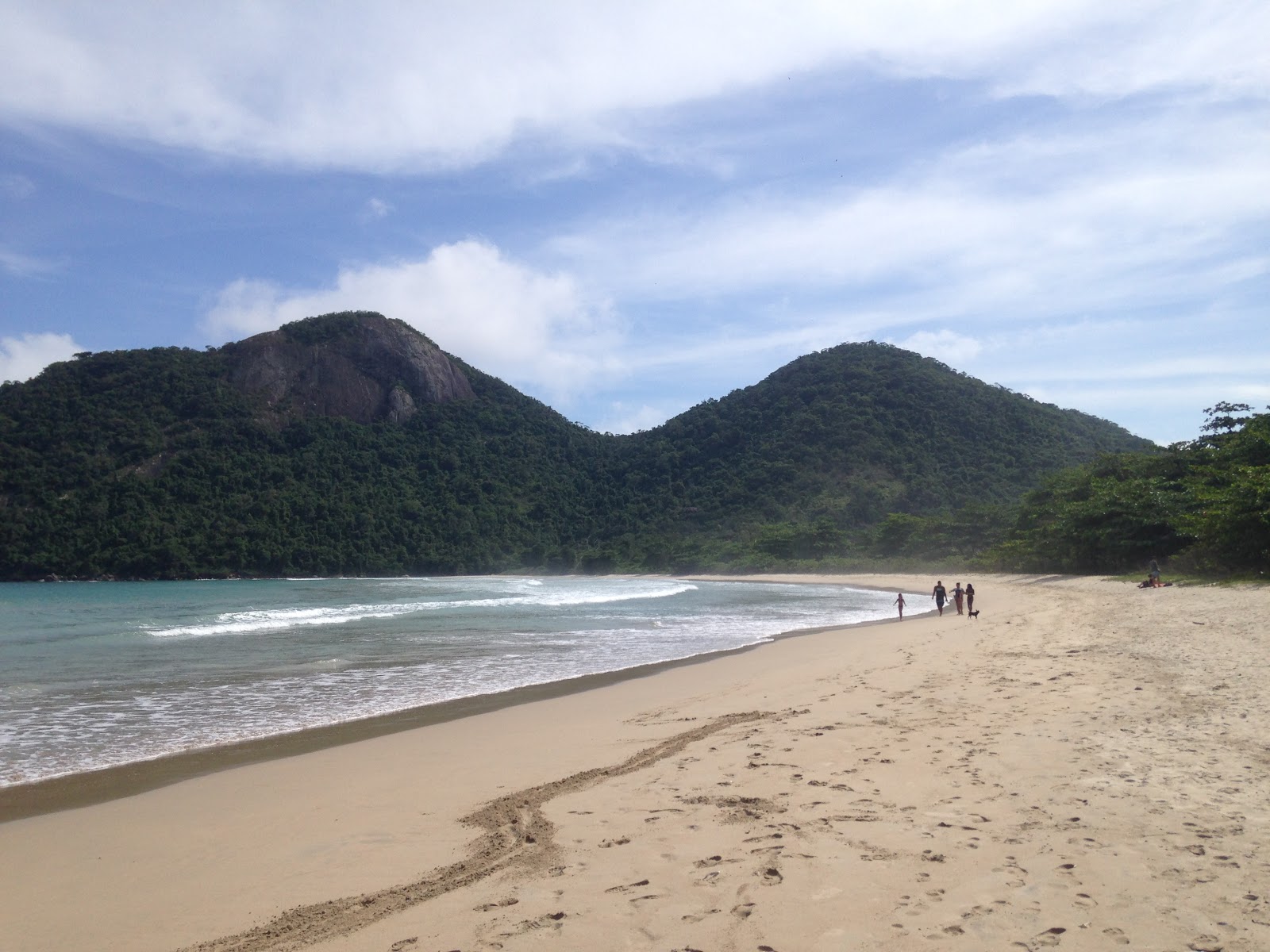 Foto de Praia de Dois Rios com areia fina e brilhante superfície