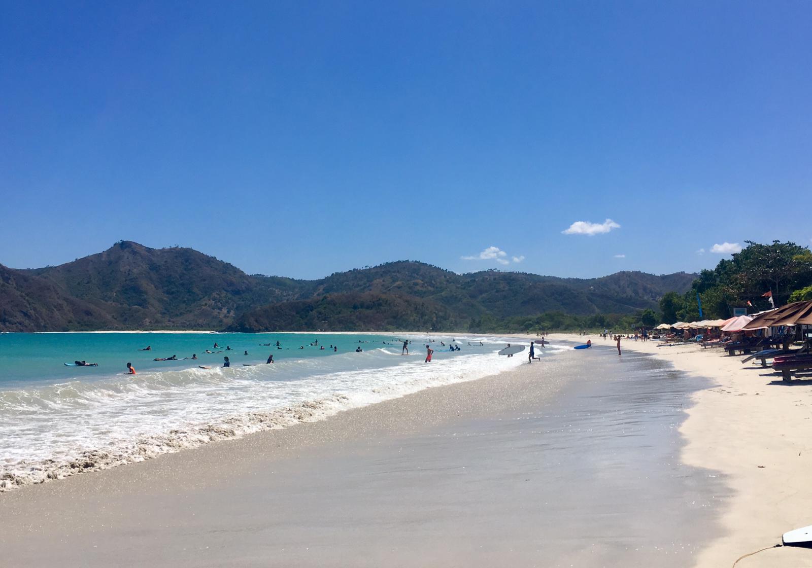 Foto von Selong Belanak Strand mit feiner weißer sand Oberfläche