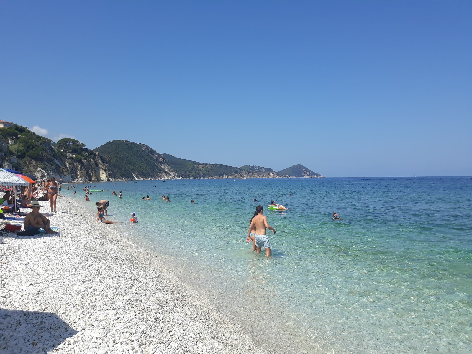 Capo Bianco Plajı'in fotoğrafı dağlarla çevrili