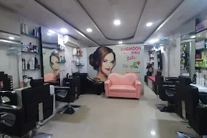 Magmoon Unisex Salon image