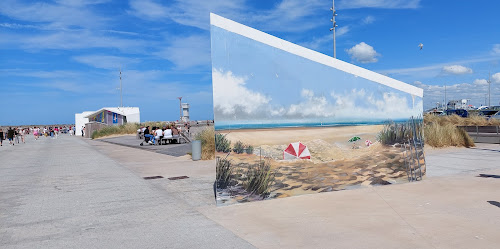 attractions Street Art - La Plage The Beach Calais