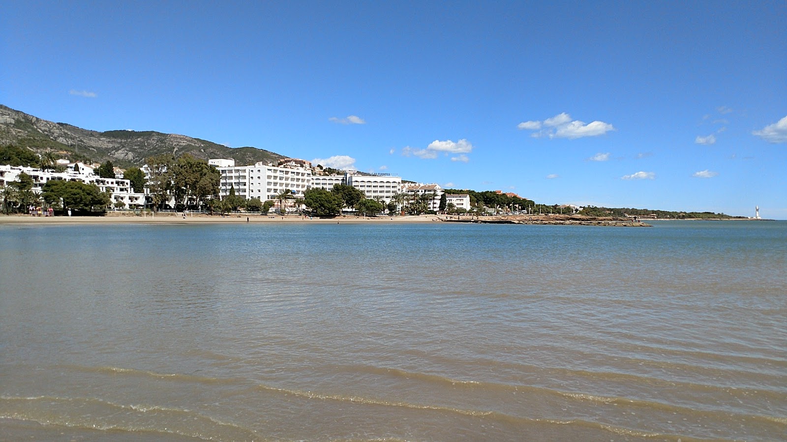 Photo de Platja de les Fonts avec baie spacieuse