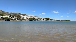 Photo de Platja de les Fonts avec baie spacieuse